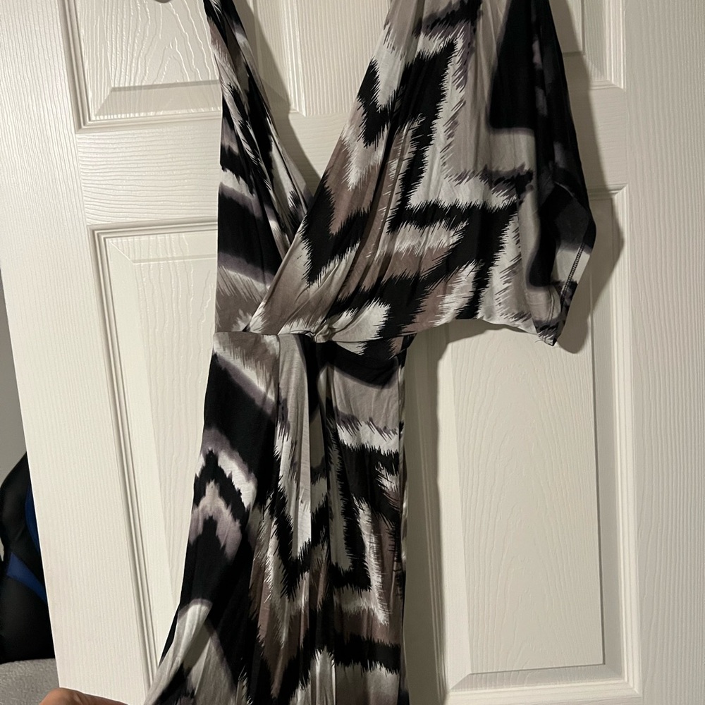 Bebe Elegant Black and Gray Patterned Dress